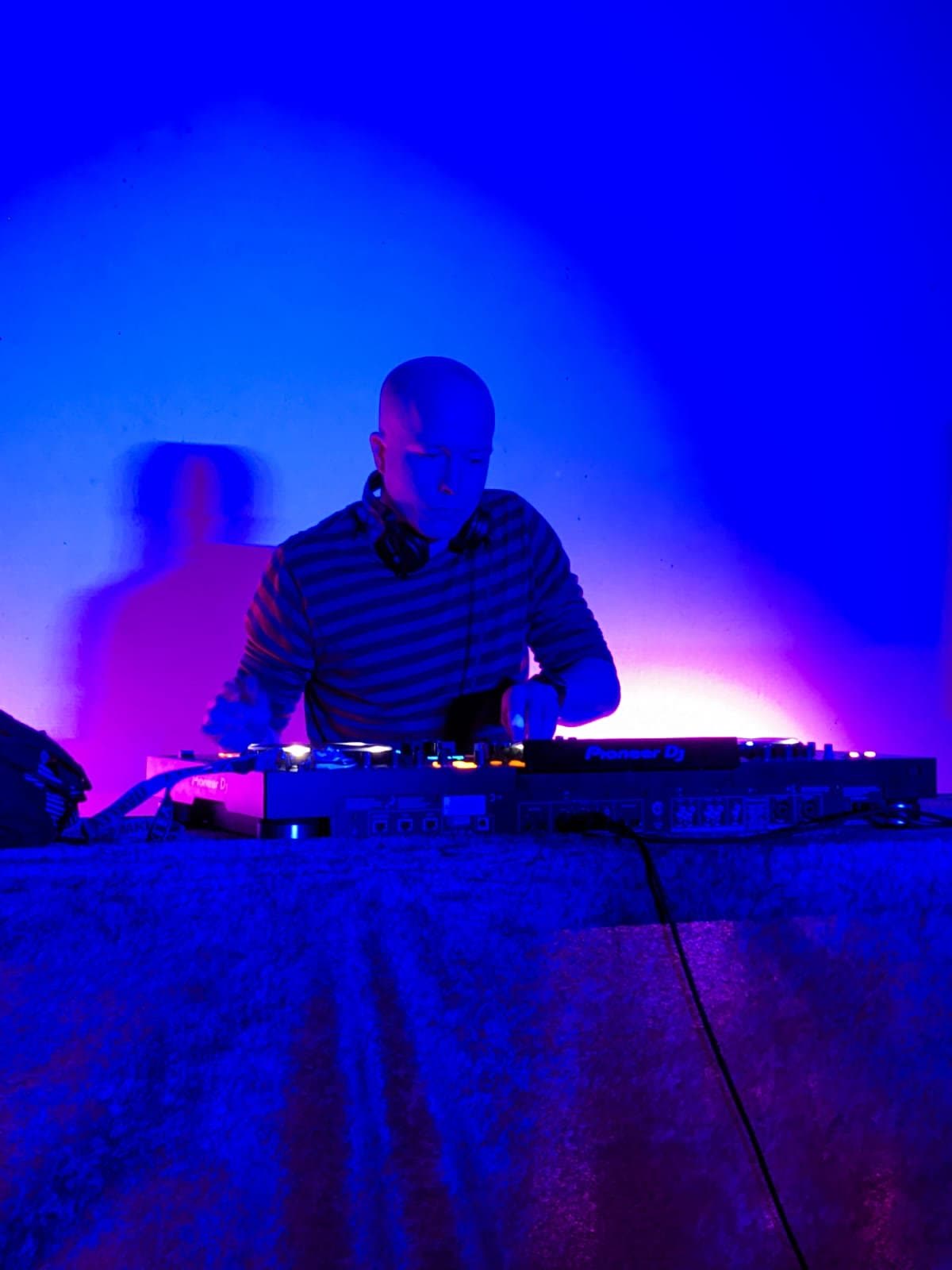 D3 aux platines, lumière bleue