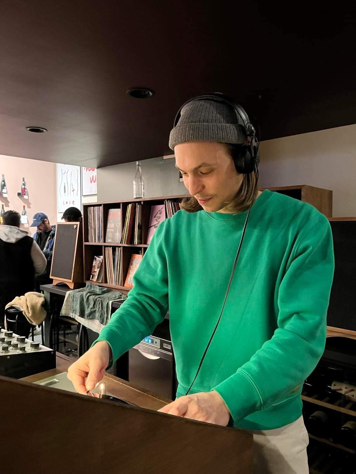 Ernest aux platines chez un disquaire
