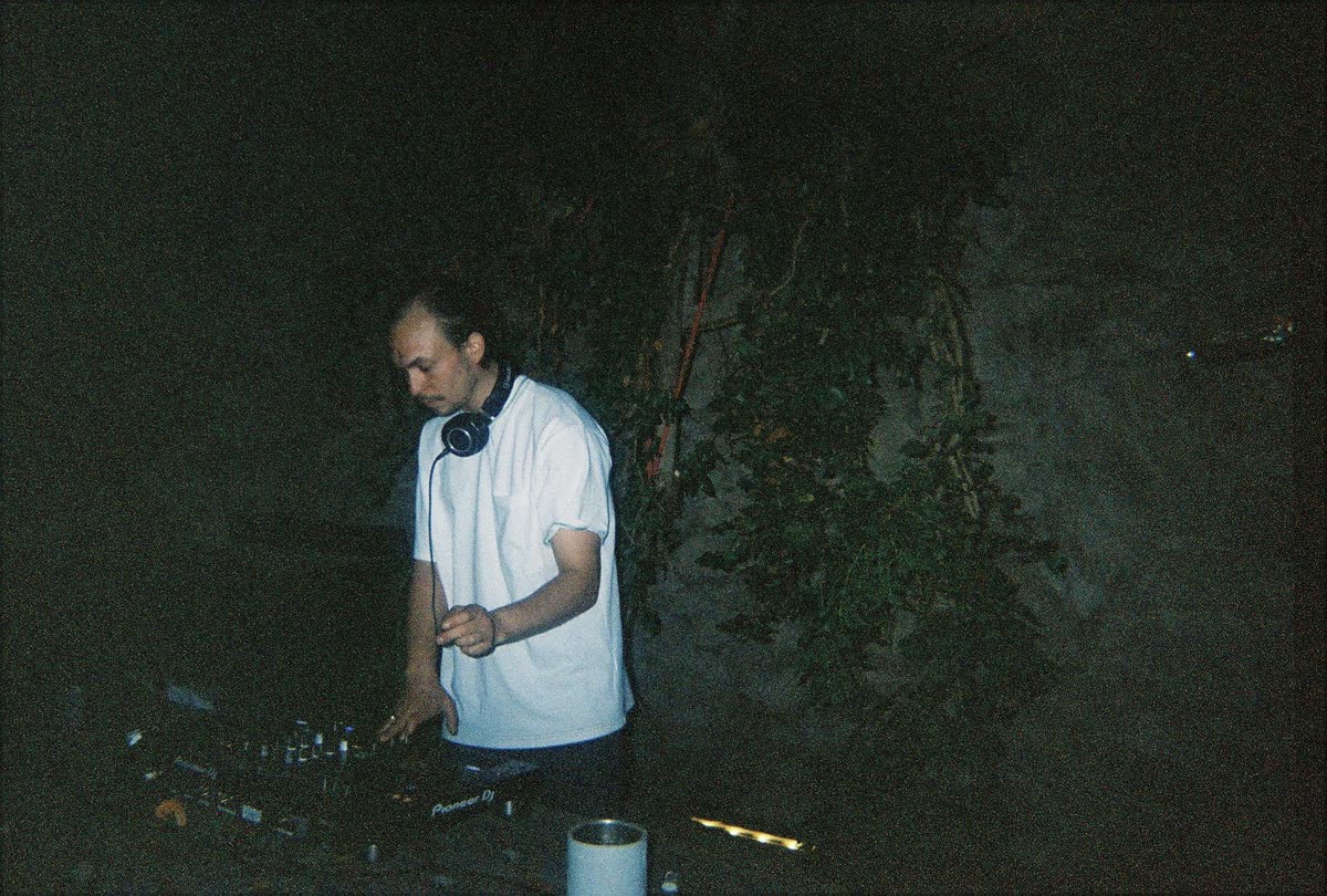 Ernest en DJ set de nuit