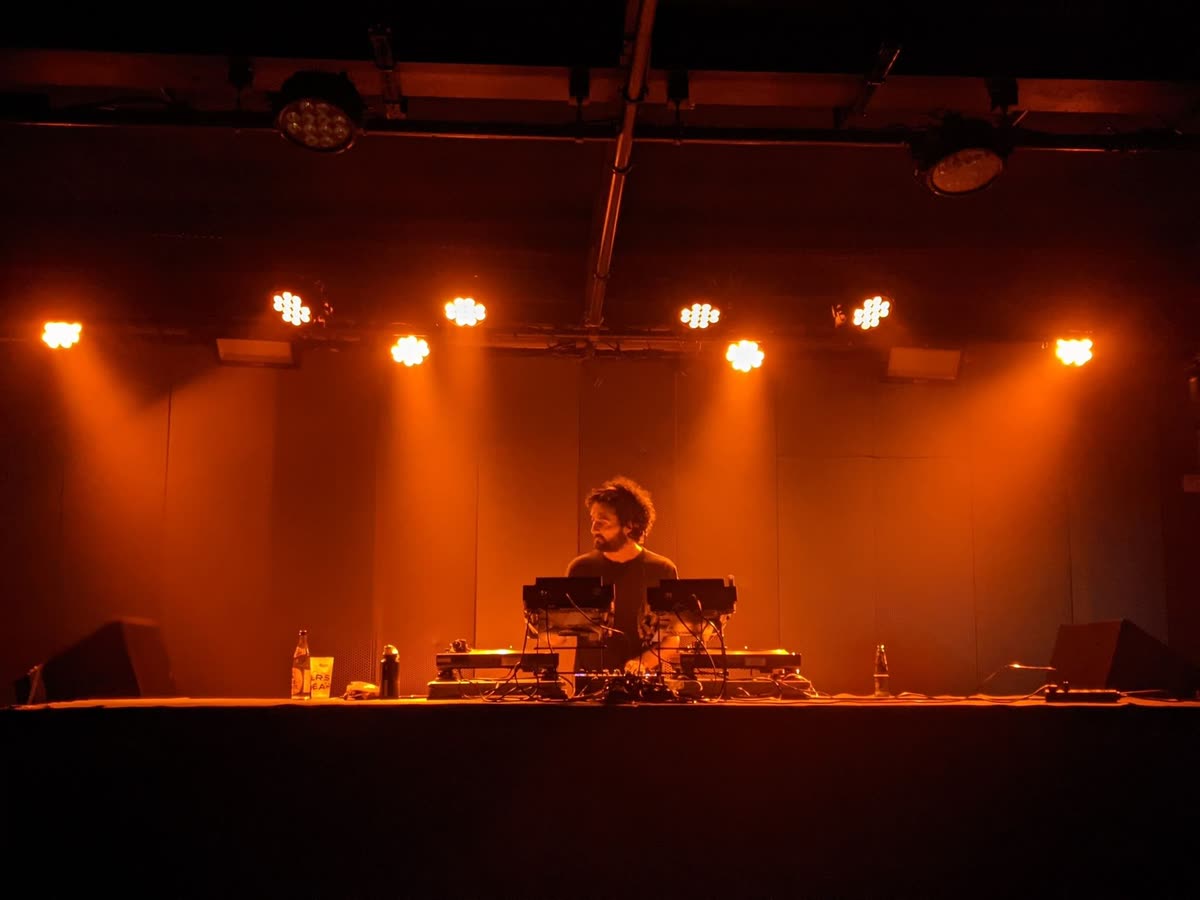 Stepanov sur scène, lumières orange
