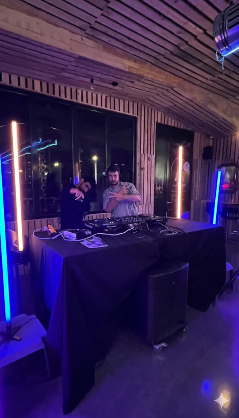 Yayo no Ero en DJ set, néons